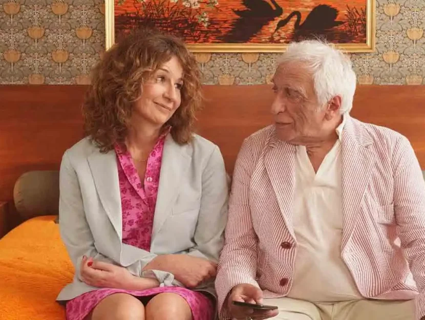 Valérie Lemercier e Gérard Darmon in una scena del film Amiamoci finché siamo vivi