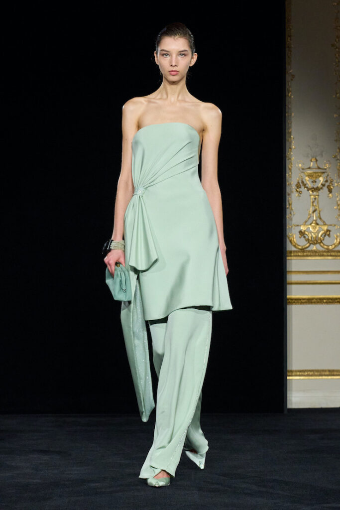 Modella con completo Armani Priv&eacute;