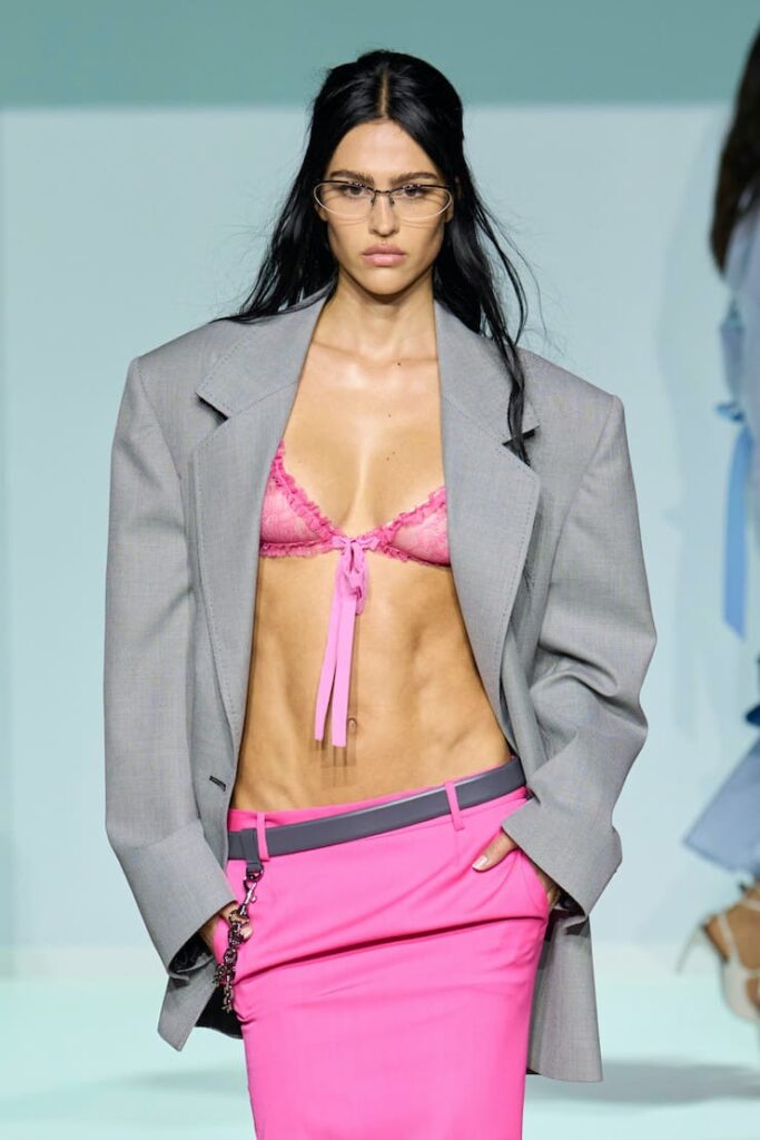Modella con reggiseno in vista