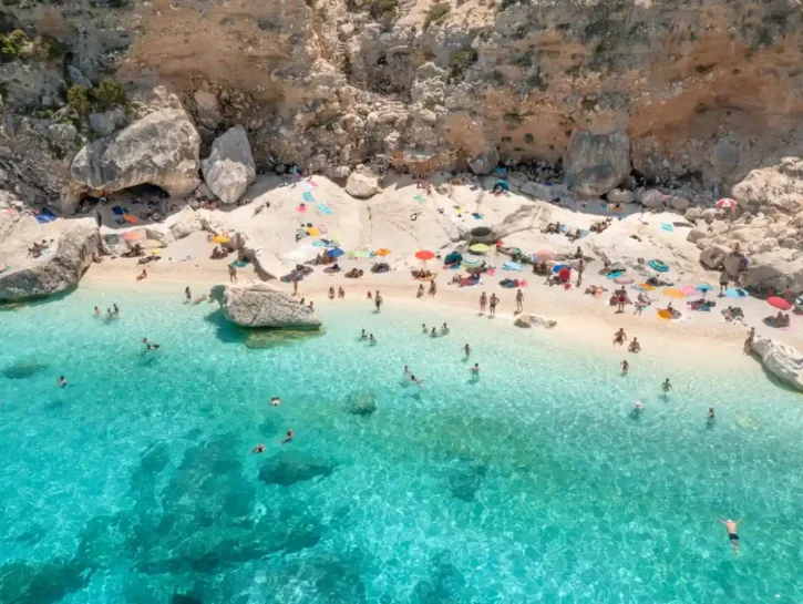 In Sardegna alcune spiagge sono a numero chiuso: quali sono e come prenotare