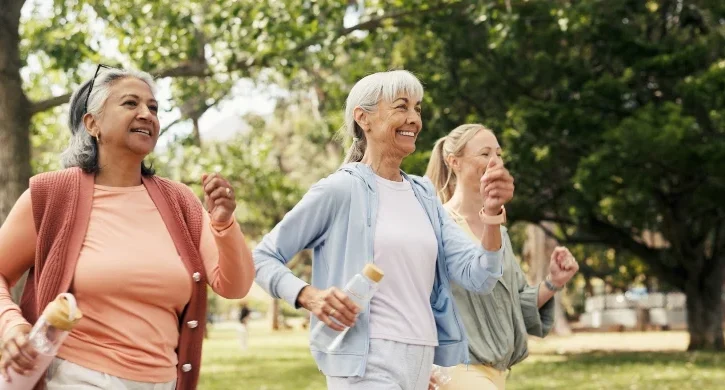Tre donne che camminano in un parco