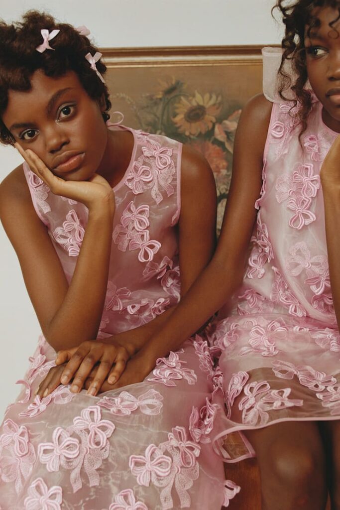 Modelle con vestiti rosa di Cecilie Bahnsen
