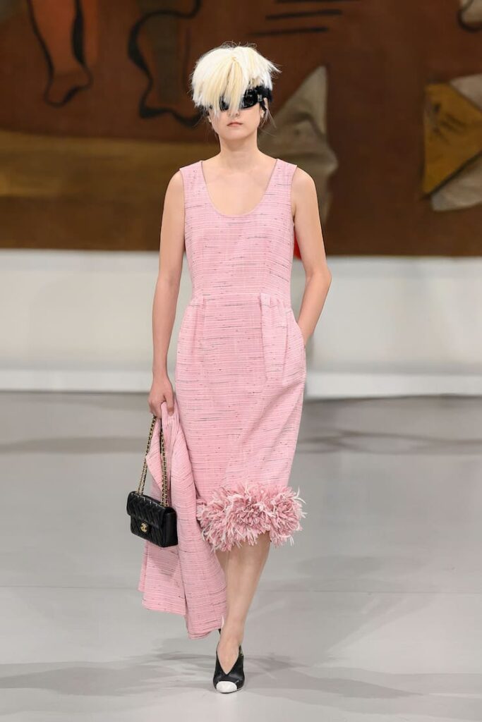 Modella con abito rosa di Chanel