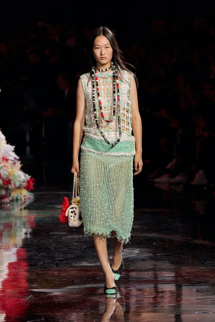 Modella con abito Chanel
