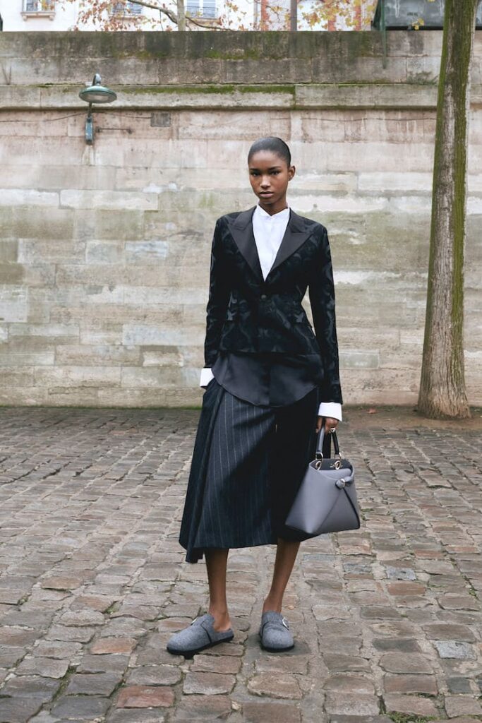 Modella con comoleto giacca e gonna di Dior
