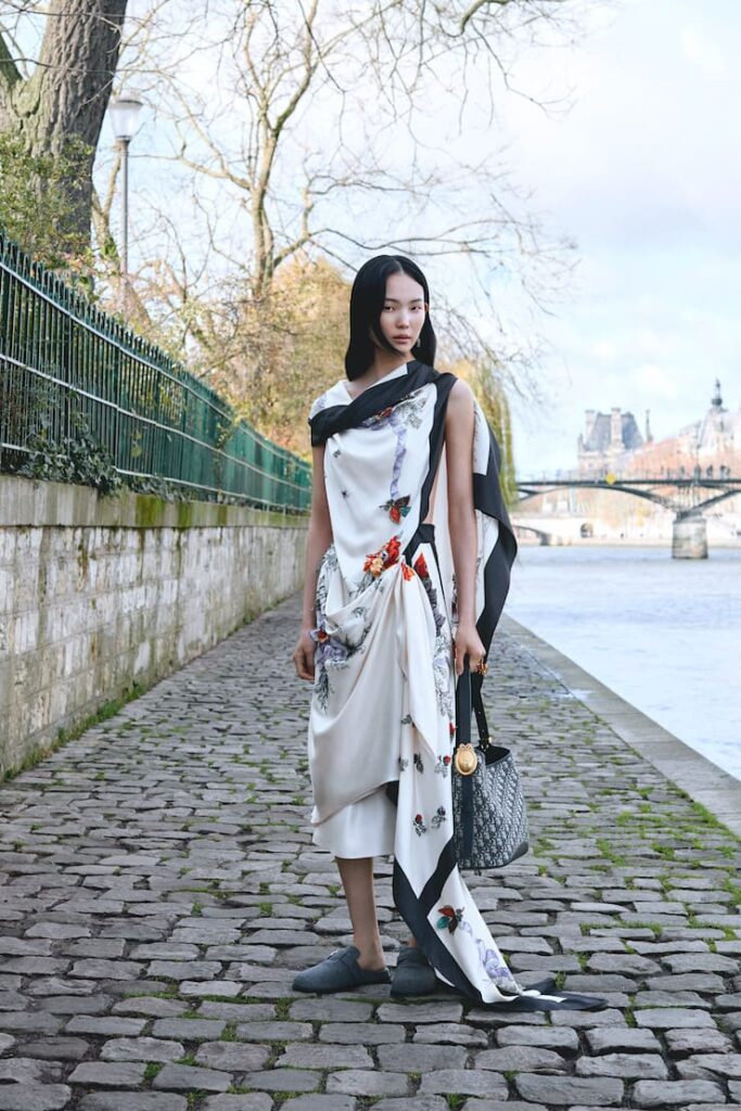 Modella con abito foulard di Dior