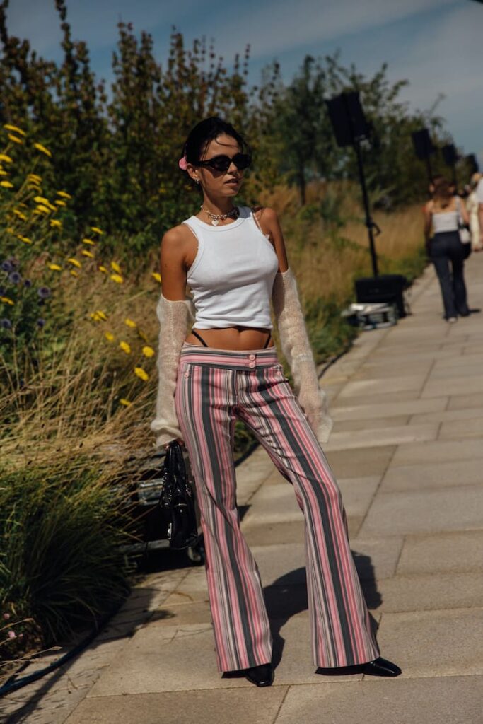 Ragazza con crop top e pantaloni a righe