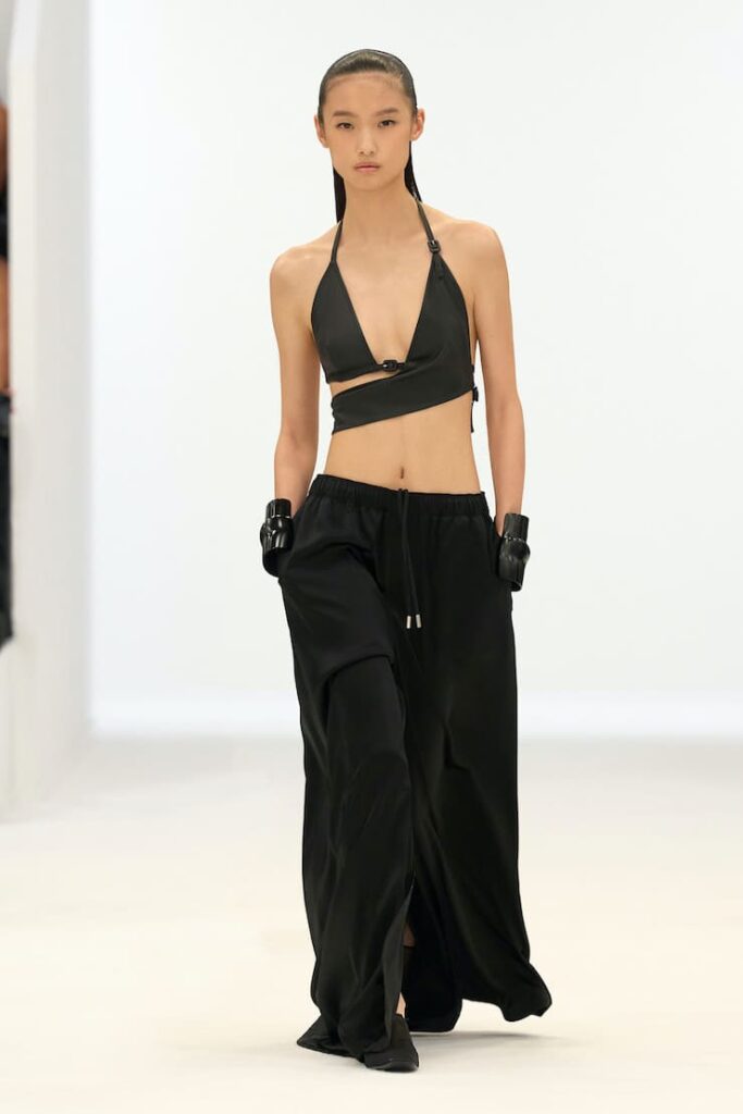 Una modella con micro top e pantaloni