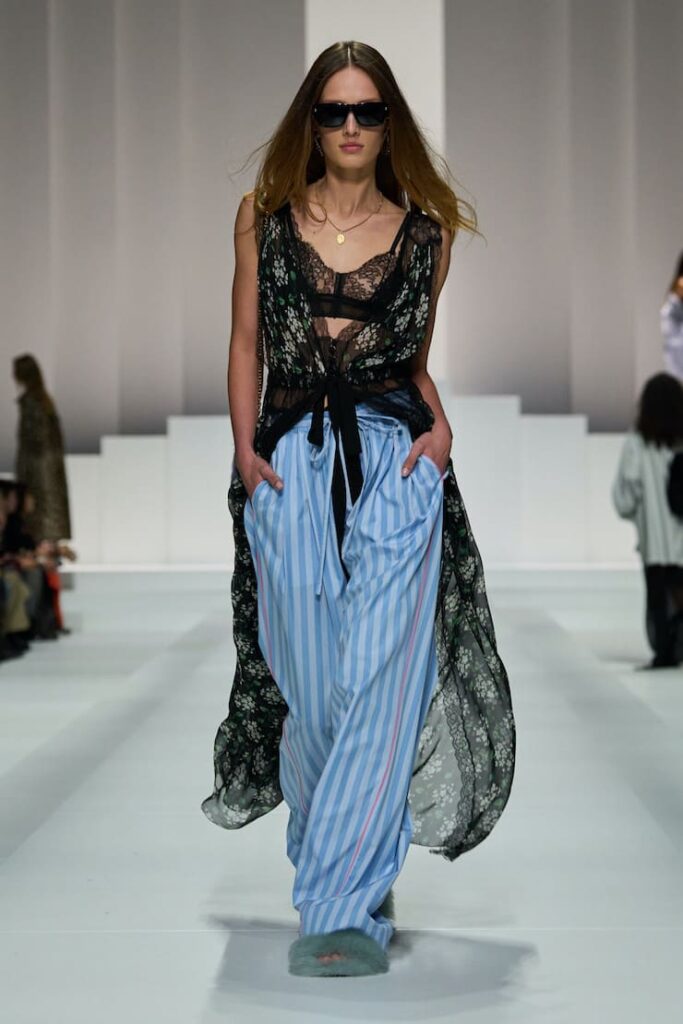 Modella con pantaloni a righe alla sfilata di Dolce&Gabbana