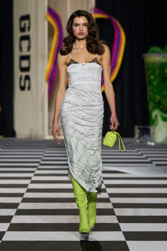 Modella con accessori verde mela