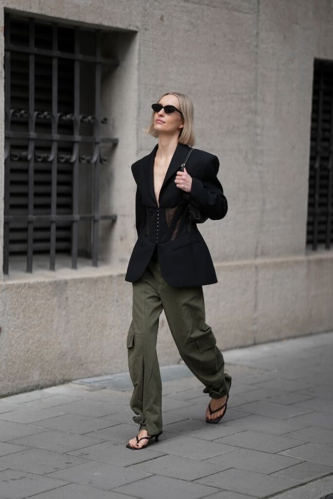 Ragazza con blazer, cargo pant e infradito con il tacco