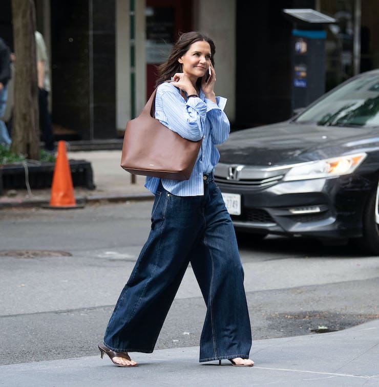 Katie Holmes con le infradito con il tacco