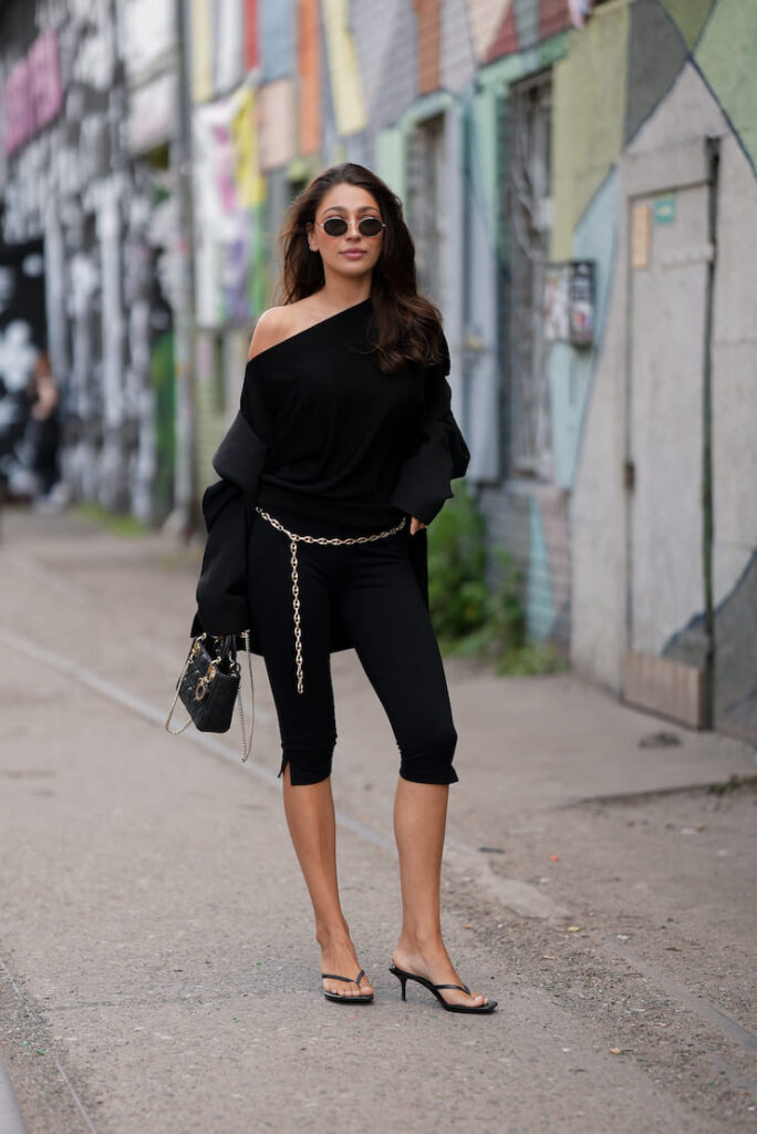 Ragazza con pant Capri e infradito con il tacco