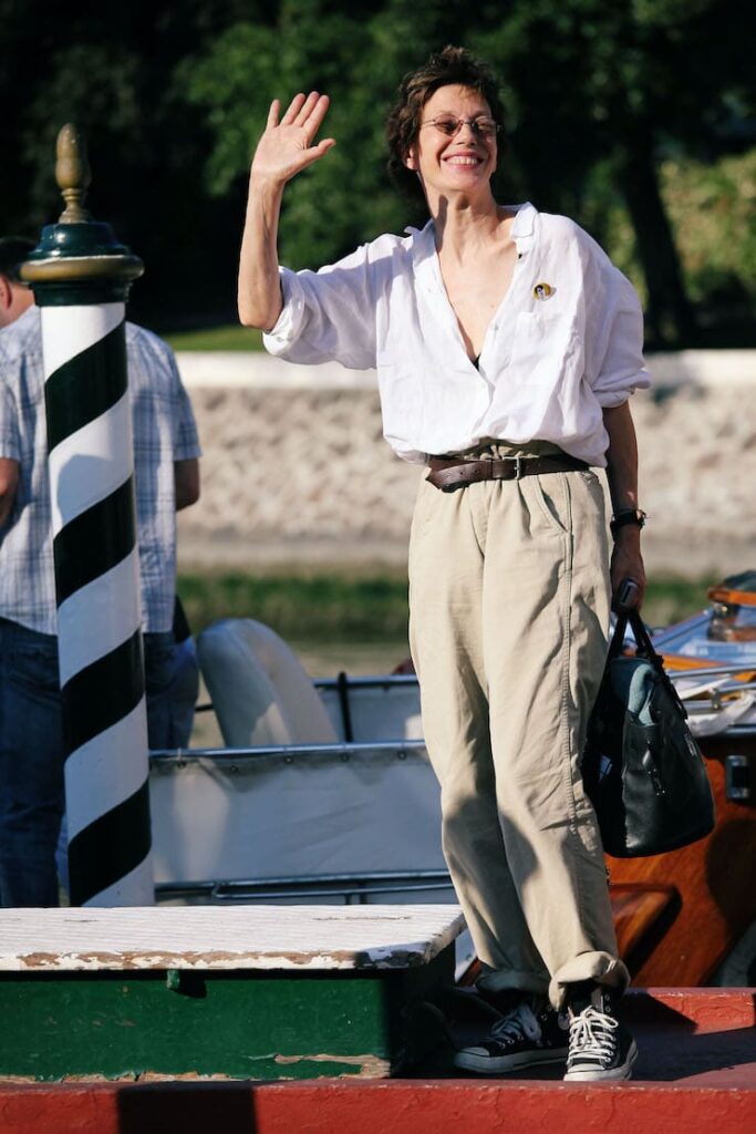 Jane Bikin con camicia e pantaloni in lino