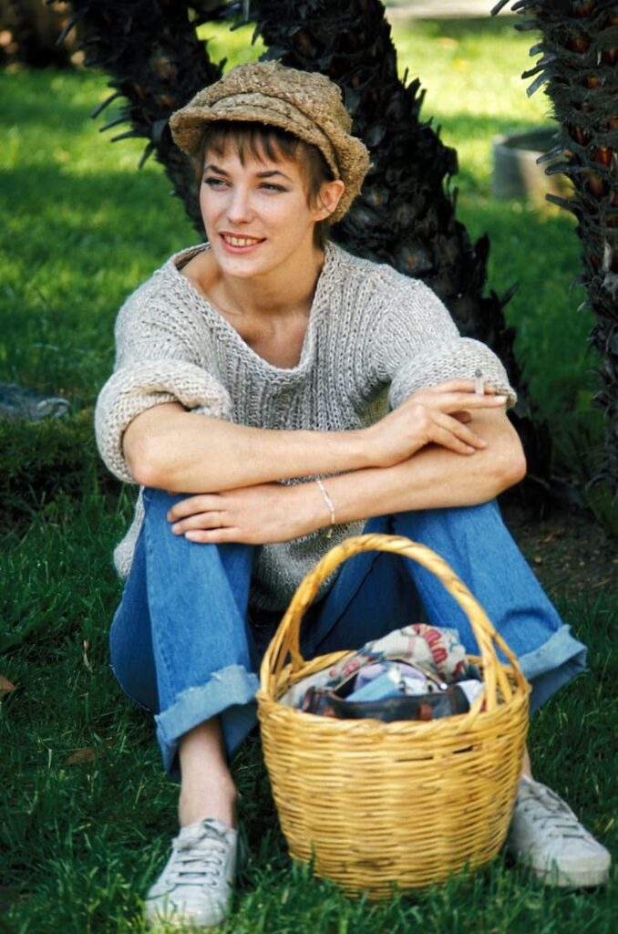 Jane Birkin in jeans con cestino di vimini