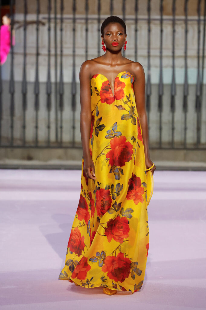 Modella con abito lungo di Carolina Herrera