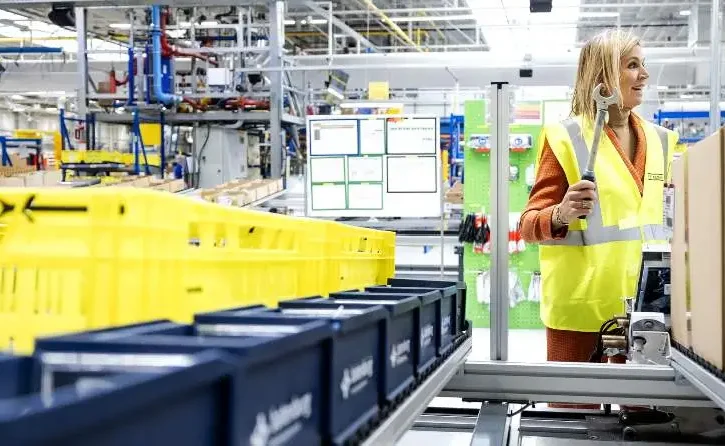 operaia specializzata sul luogo di lavoro