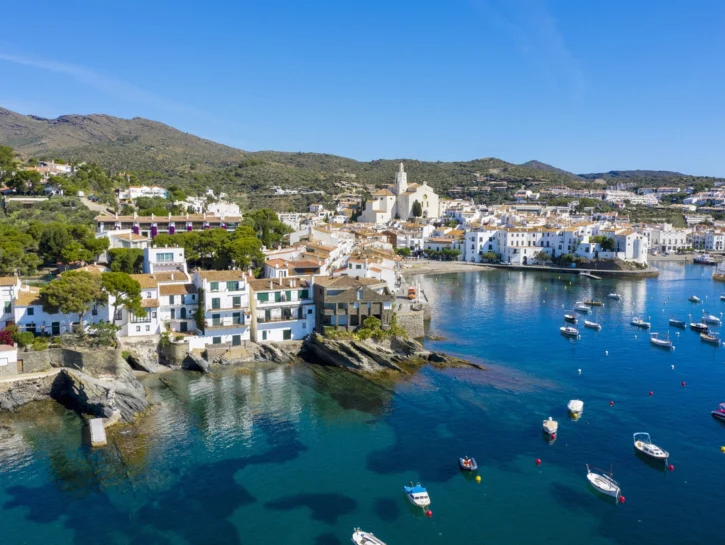 In vacanza sulle tracce di artisti e scrittori: dalla Costa Brava di Dalì alla Versilia di D'Annunzio