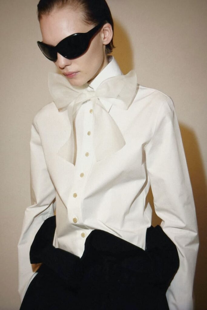 Modella con camicia e pantaloni di Khaite