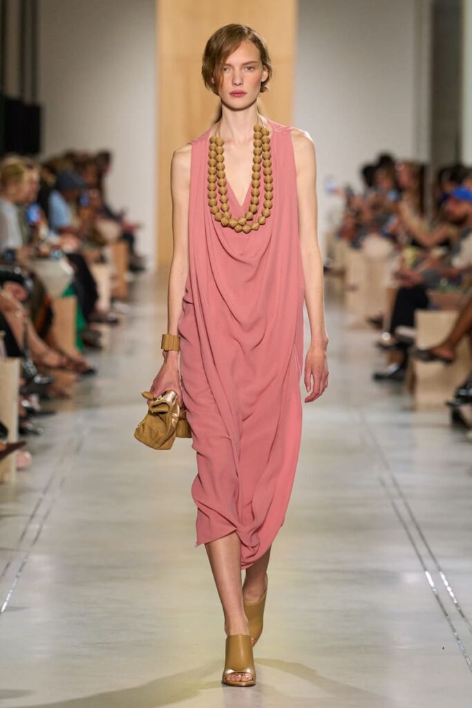 Modella con abito largo di Michael Kors