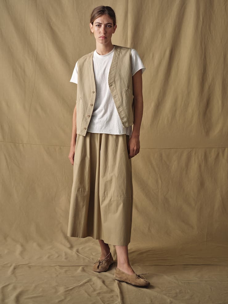 Modella con gilet e pantaloni sabbia