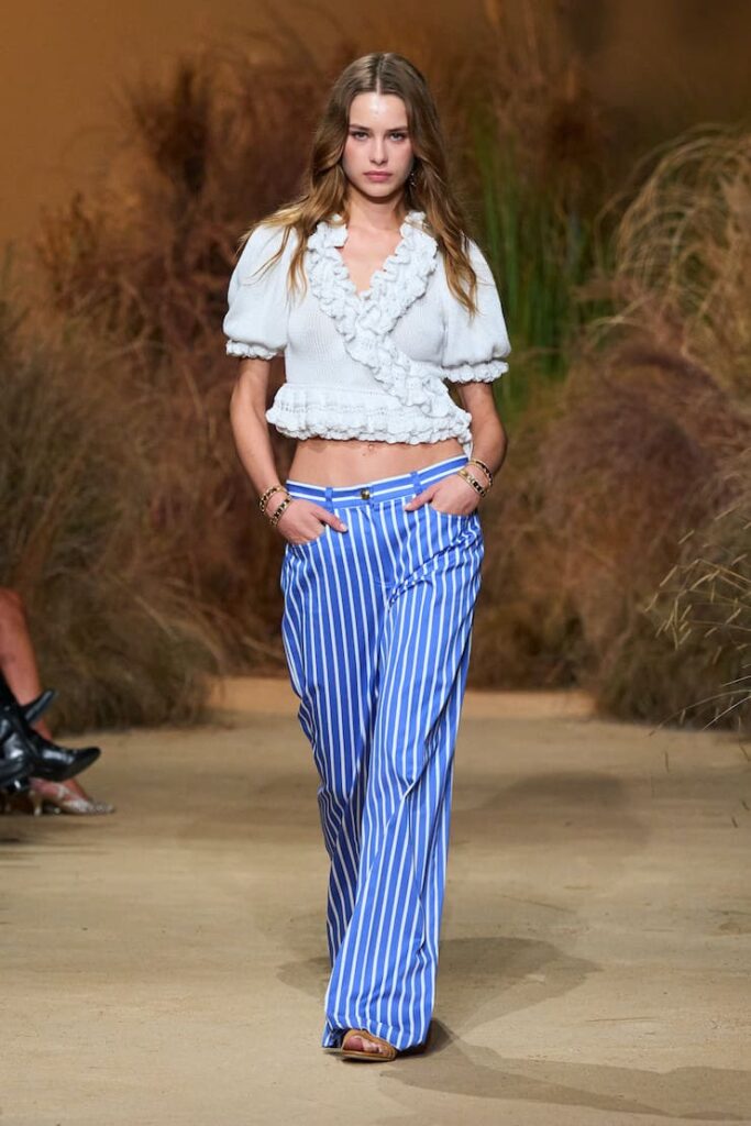 Modella con pantaloni a righe alla sfilata di Luisa Spagnoli