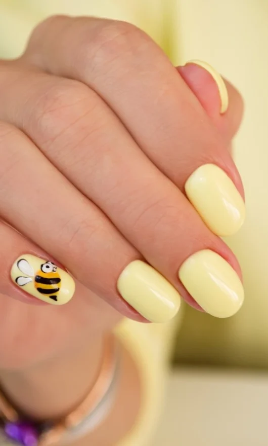 I sette colori da sfoggiare sulla tua manicure delle vacanze