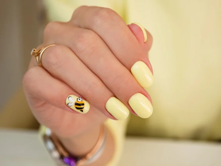 I sette colori da sfoggiare sulla tua manicure delle vacanze
