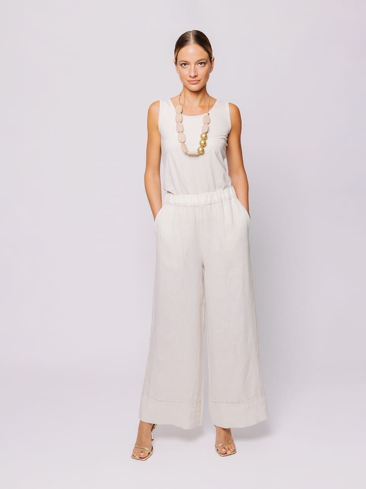 Modella in total white con collana