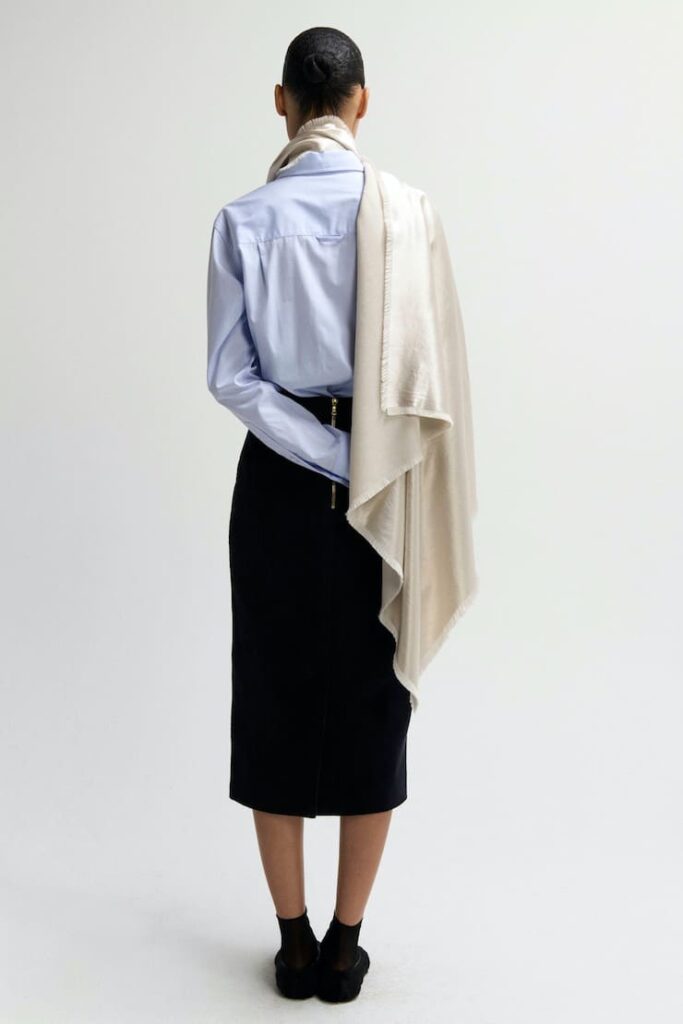 Modella con camicia, gonna midi e foular di Maria McManus