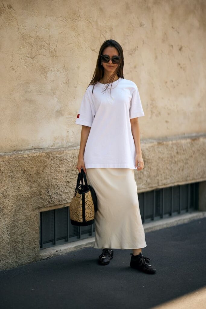 Ragazza con T-shirt bianca e gonna crema