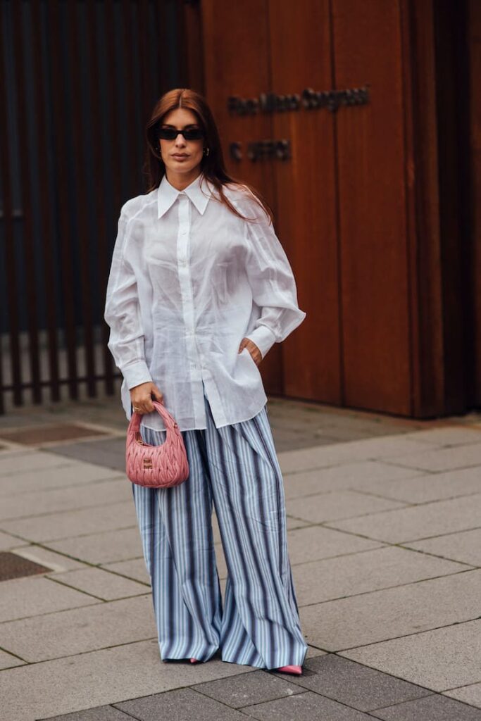 Ragazza con camkcia e pantaloni a righe colorate
