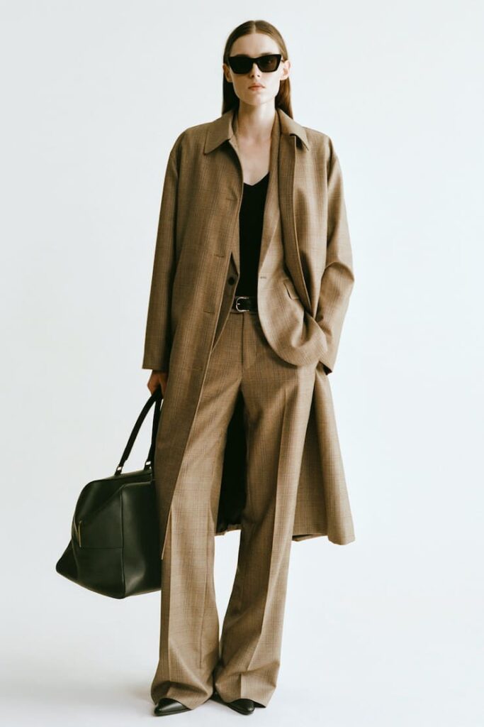 Modella con look monocromatico di Nili Lotan