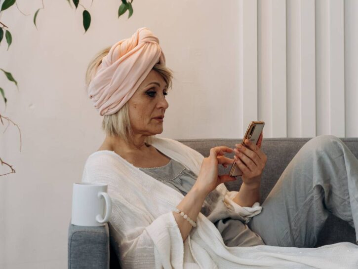 Over 60 sempre più smart, ma col rischio di dipendenza digitale 