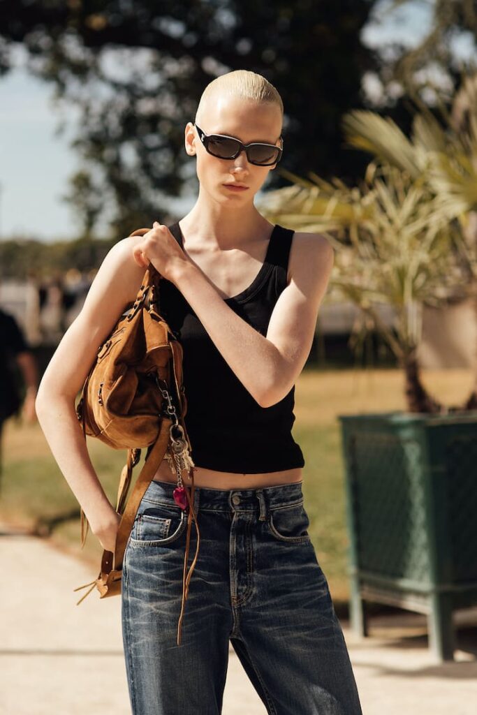 Ragaza con top corto e jeans