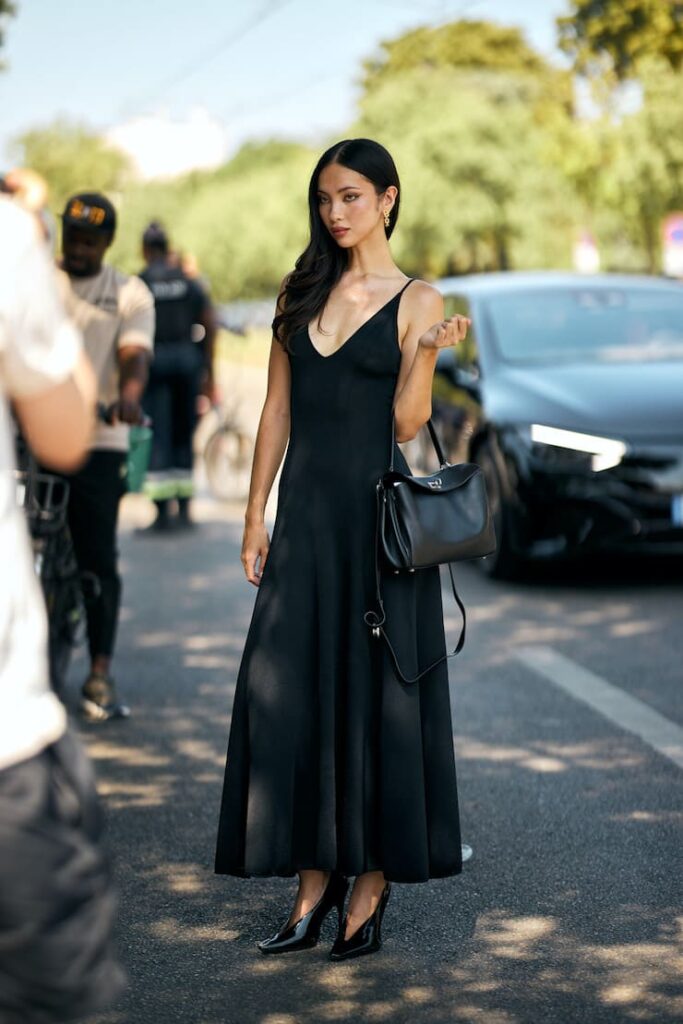 Ragazza con look minimale