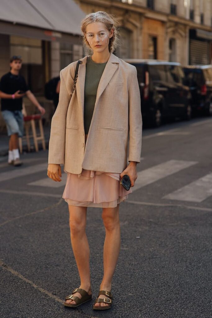 Ragazza con blazer e minigonna