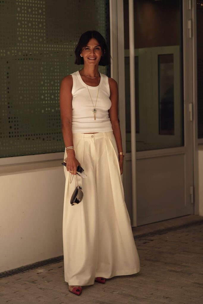 Ragazza in total white