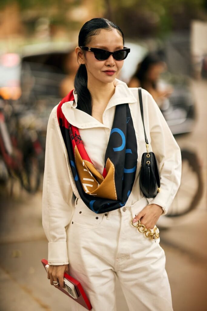 Ragazza in bianco con foulard