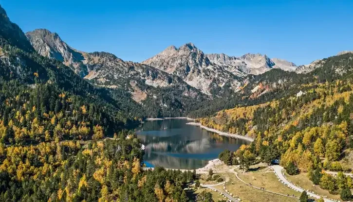 Autunno nel lago di Sant Maurici, Pirenei, Catalogna, Spagna