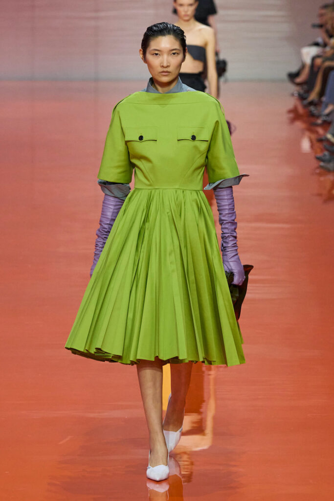Modella con abito verde mela di Prada