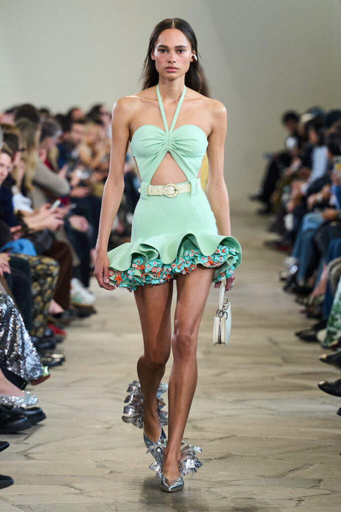 Modella con minidress verde menta di Rabanne