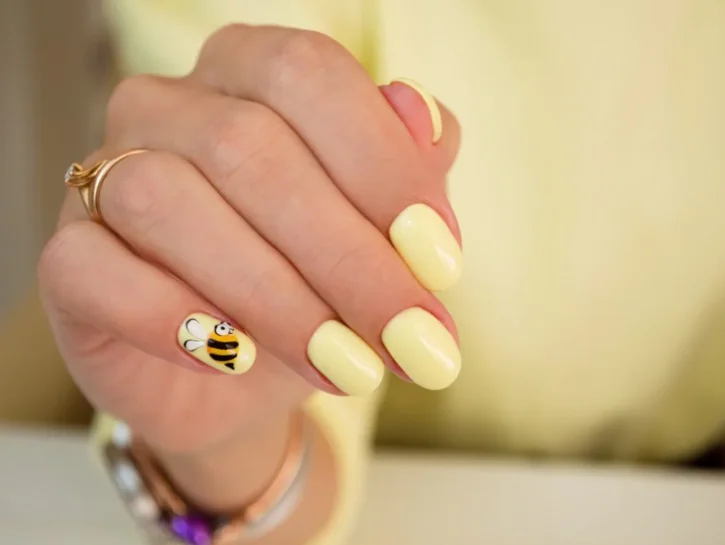Prova la manicure ispirata al miele per un'estate a tutta dolcezza