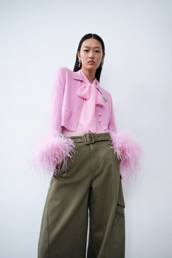 Modella con camicia rosa e pantaloni cargo di Self Portrait