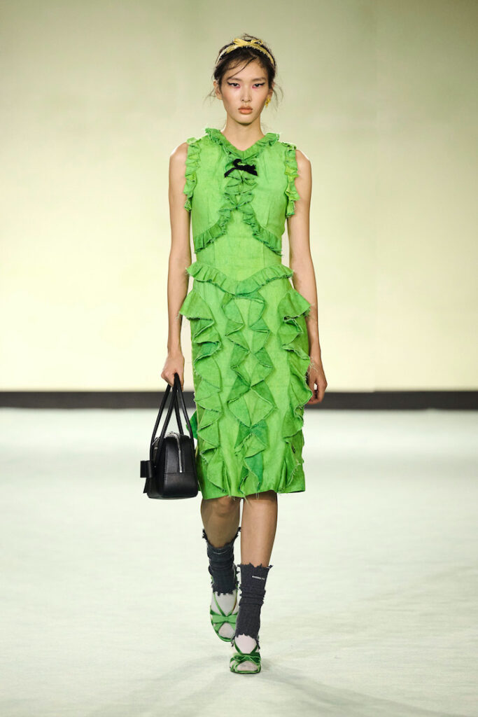 Modella con abito verde mela con rouches