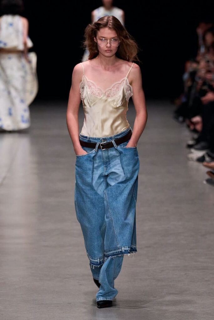 Modella con canotta lingerie e jeans