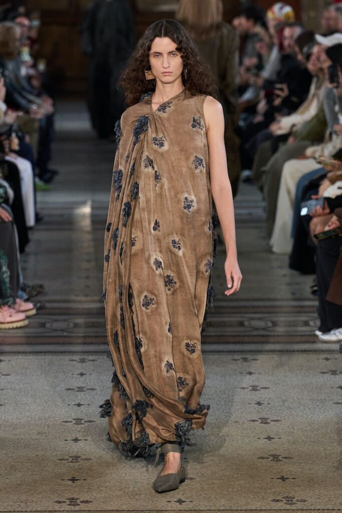 Modella con abito largo di Uma Wang