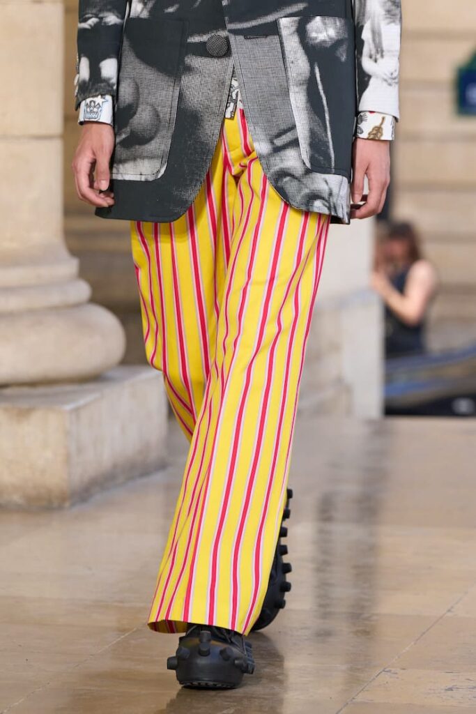 Pantaloni a righe colorate alla sfilata Van Beirendonck