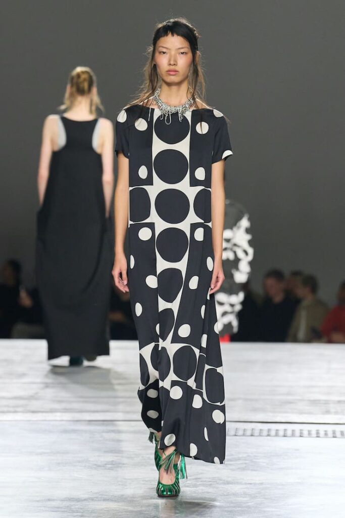 Modella con abito lungo di Dries Van Noten