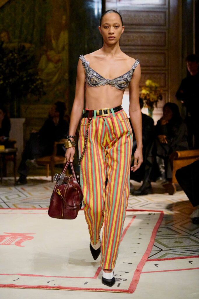 Modella pantaloni a righe alla sfilata Versace